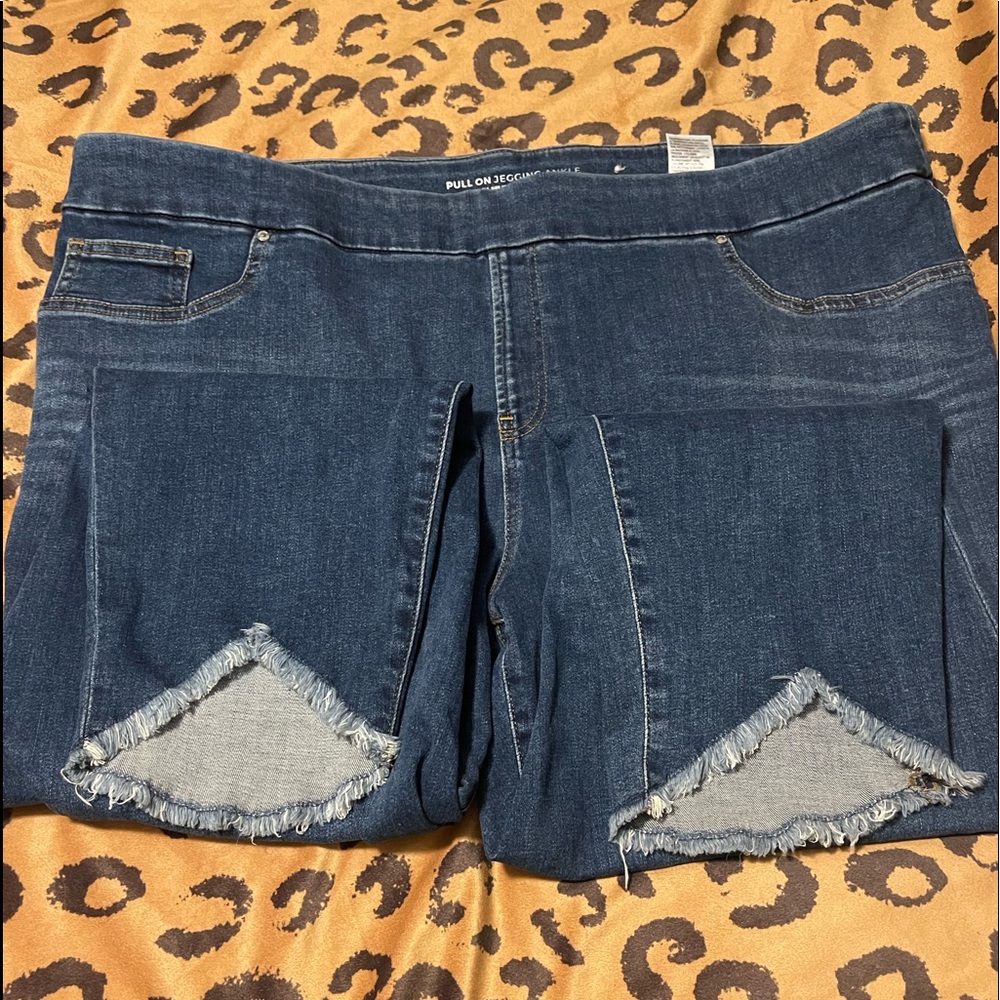 Chico’s fray hem pull on jegging. Size 4 (20)